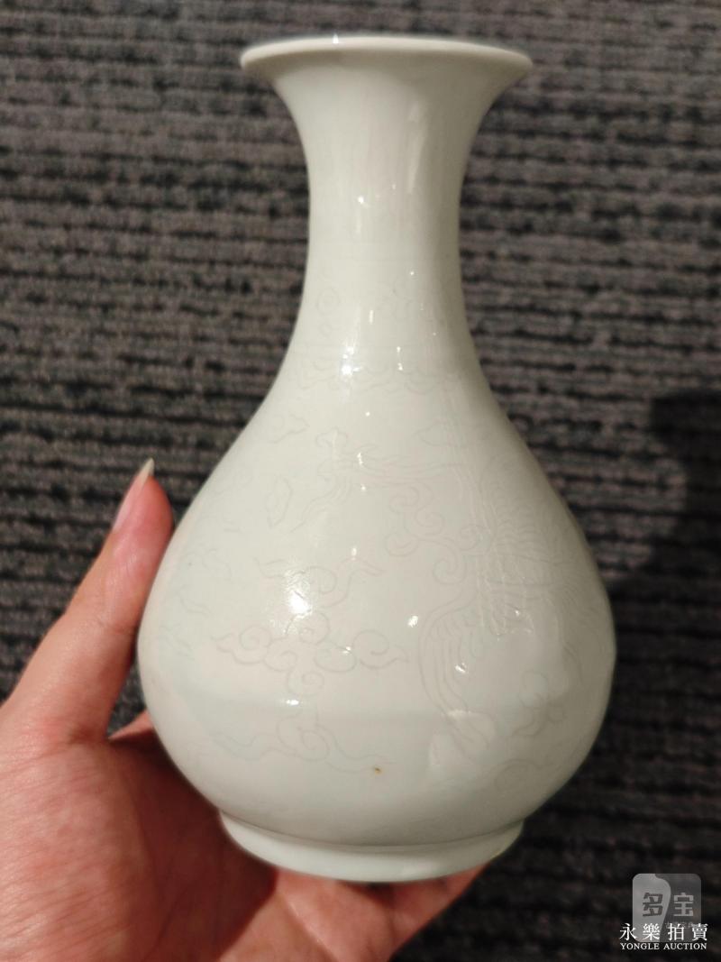 明万历 甜白釉暗刻云凤纹玉壶春瓶 - 图7